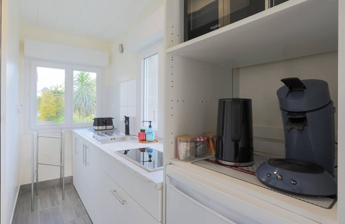 Saint-Quay-Portrieux Bed & Breakfast | Bed and breakfast 'Fusains 5 Petit-déjeuner Vue Mer' with Sea View, Shared Garden and Wi-Fi