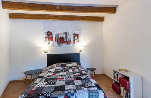 Auriac-du-Perigord Bed & Breakfast | Bed and Breakfast 'Chambre Coquelicot' with Shared Terrace and Shared Garden