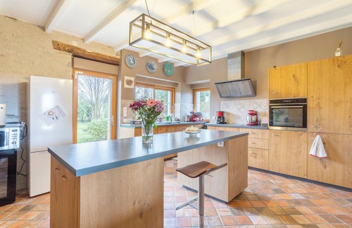 Concarneau Bed & Breakfast | Bed and Breakfast 'Anne De Bretagne' with Shared Terrace, Shared Garden and Wi-Fi