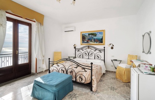 San Michele Bed & Breakfast | Bed and Breakfast 'Camera Ravello Con Vista Mare' with Sea View, Wi-Fi and Air Conditioning