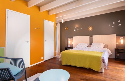 Arzano Bed & Breakfast | Bed and Breakfast 'Chambre Magnolia' with Shared Pool, Shared Terrace and Wi-Fi