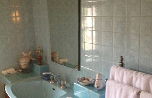 Brignoles Bed & Breakfast | Bed and Breakfast 'Familiale' with Mountain View, Shared Pool and Wi-Fi