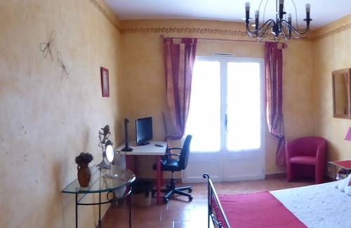 Auriol Bed & Breakfast | Bed and Breakfast in a 19th century Bastide in a large park with swimming pool