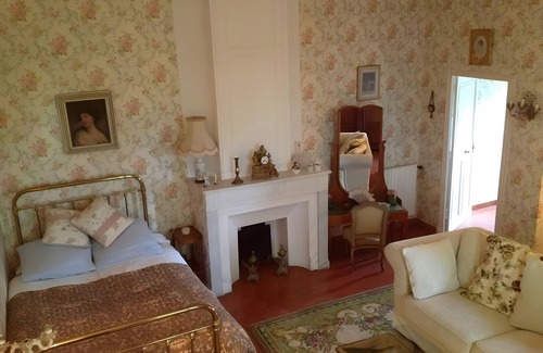 Brignoles Bed & Breakfast | Bed and Breakfast 'Suite Supérieure' with Mountain View, Shared Pool and Wi-Fi