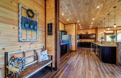 Pigeon Forge Cabin | Bee Chillin Bear Inn, free tickets, no catch!