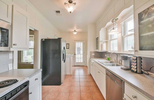 Brenham House | BEE in BRENHAM Holiday Cottage - Premium location walking distance to downtown