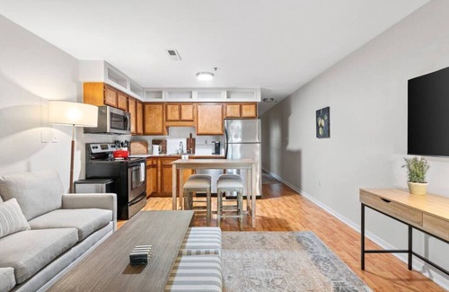 Downtown Charleston Condo | Bee St - Downtown w/Parking - Walk Everywhere!