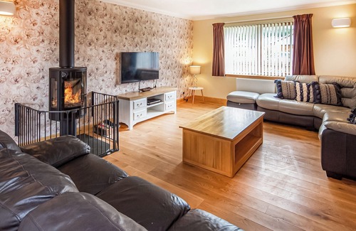 Conon Bridge Cottage | Beinn View House is a five bedroom house set in its own garden grounds.