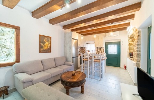 Chlomos House | Bekiris Traditional Inn Country House with Private Terrace, Air Conditioning & Wi-Fi