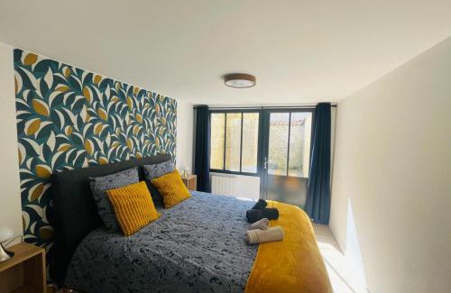 Saint-Jean-d'Angely Apartment | Bel appartement avec cour privée