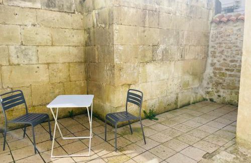 Saint-Jean-d'Angely Apartment | Bel appartement avec cour privée