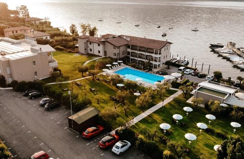 Portese Hotel | Bella Hotel & Restaurant with private dock for mooring boats