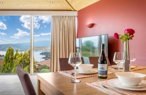 Bellerive House | BELLA VISTA Large Family Home Views Forever