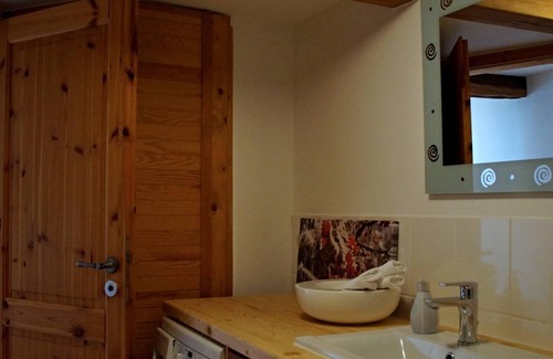 Bell House | Beller Gehaichnis - holiday home, shower and bath, toilet, 3 bedrooms