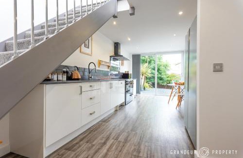 Portswood House | Belmont Retreat by Grandeur Property