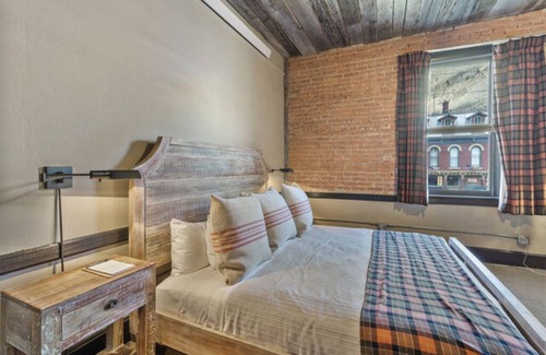 Silverton Hotel | Benson Lodge Room -2