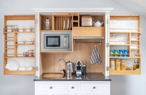 Bristol Apartment | Berkleley Suites, Suite 1