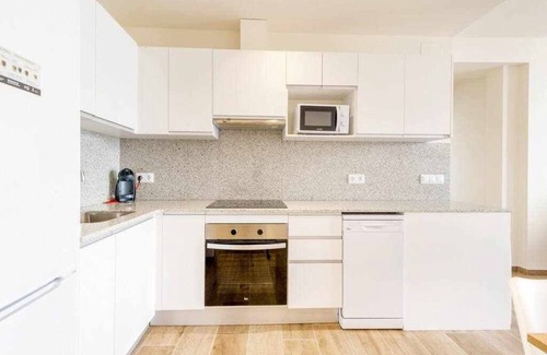 Besalu Apartment | Besalu 1-1 Brand new apt with AC & views on square