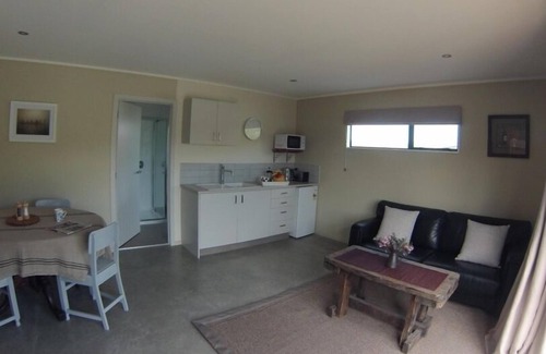 Puketapu Cottage | Bespoke guest house - stylish rural retreat