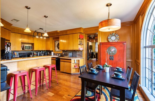 Barton Heights House | 《Best Austin Location ❤Huge Patio w HEATED Cowboy Pool & 65" TV❤ Skyline Views》