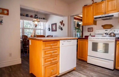 North Bay Cottage | Best spot on Lake Nipissing + private beachfront + parking + close to downtown