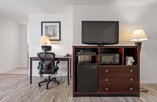 Westmont Hotel | Best Western Oakbrook Inn