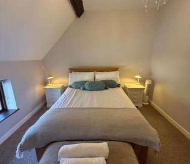 Bewdley House | Bewdley River Cottage - Free private gated parking for 2 cars - River front location