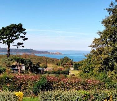 Saint-Cast-le-Guildo Apartment | Bienvenue au studio L'escale Bleue avec vue mer et sur le Cap Frehel