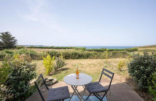 Saint-Cast-le-Guildo Apartment | Bienvenue au studio L'escale Bleue avec vue mer et sur le Cap Frehel