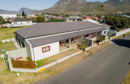 Kleinmond House | Bietjie Sjiek - cozy stay, big breakaway