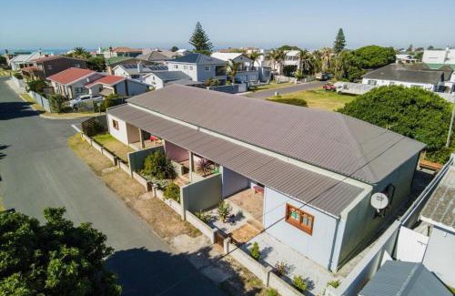 Kleinmond House | Bietjie Sjiek - cozy stay, big breakaway