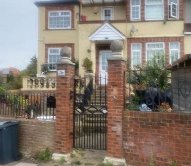 Forest Hill Bed & Breakfast | Big Home in London, Forest Hill