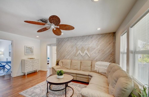 Lake Worth House | Big vacation home with POOL, BBQ - 9min to BEACH