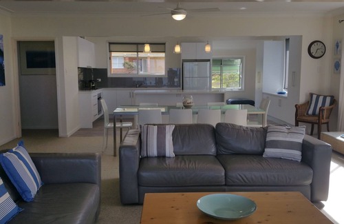 Caves Beach House | Big views, walk beach, whale watching, easy drive from Sydney, family friendly