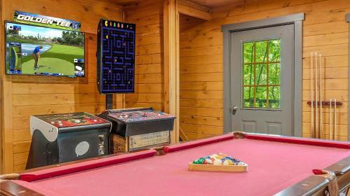 Gatlinburg - Pigeon Forge House | Bigfoot Treehouse - Mountain cabin with arcade, hot tub, and bunkbeds!