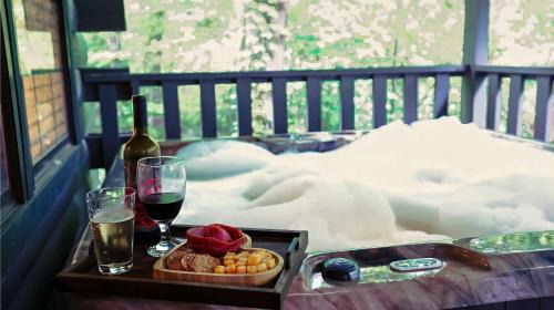 Gatlinburg - Pigeon Forge House | Bigfoot Treehouse - Mountain cabin with arcade, hot tub, and bunkbeds!