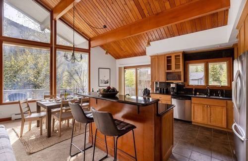 Vail Cabin | Bighorn by AvantStay | Spacious Ski Cabin w/Sprawling Porch, Views & Hot Tub!