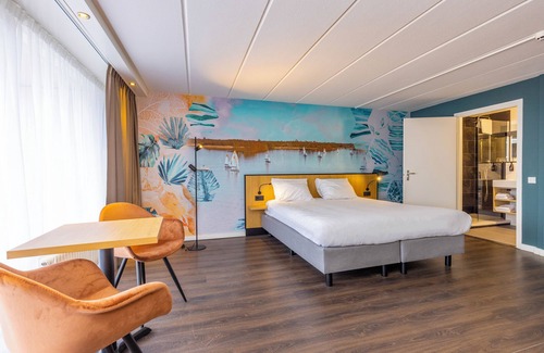 Oud-Loosdrecht Hotel | Bike the Dutch Countryside, Paddle the Lake and Dine at Marina Lounge