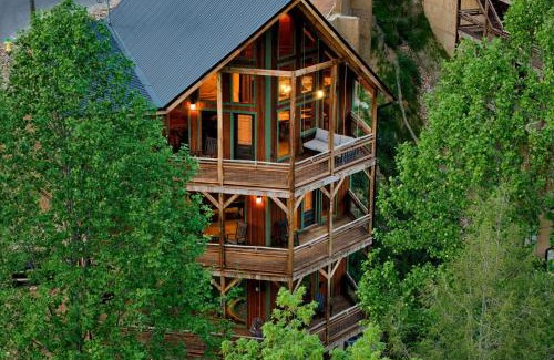 Gatlinburg House | Birch Lodge by AvantStay Indoor Pool Theater Game Room Stunning Views