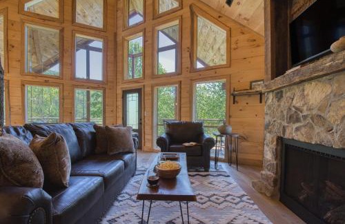 Gatlinburg House | Birch Lodge by AvantStay Indoor Pool Theater Game Room Stunning Views