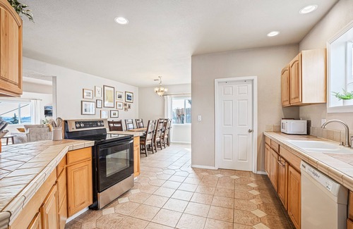 Downtown Klamath Falls House | Bird’s Eye View: Spacious Home w/Hot Tub, King Beds & Gorgeous Views