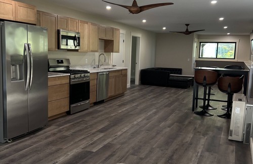 Belfast House | Birds Nest is a beautiful newly built home on Swanlake with 88 ft of deck!