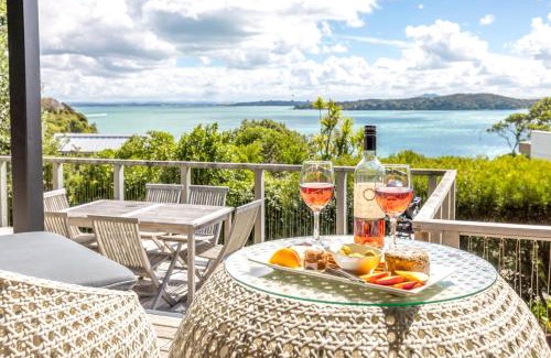 Surfdale House | Black Cottage - Stay Waiheke