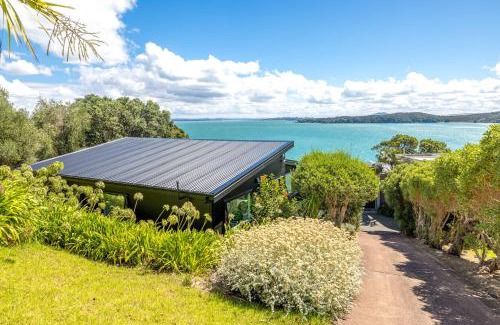 Surfdale House | Black Cottage - Stay Waiheke