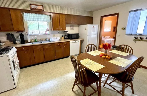 Gandeeville House | Black Walnut House - 3BR with Starlink Wi-Fi, grill, big back yard