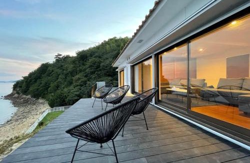 Kurahashi House | bLOCAL Sugawa House - Exclusive Seaside Escape in Ocean House