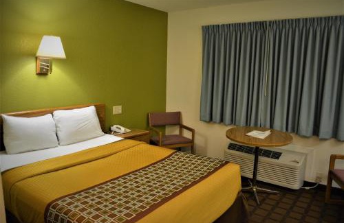 Bloomer Hotel | Bloomer Inn & Suites