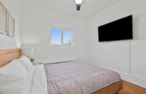 Bloomfield House | Bloomfield/Shadyside @J Bright and Cozy Private Bedroom with Shared Bathroom