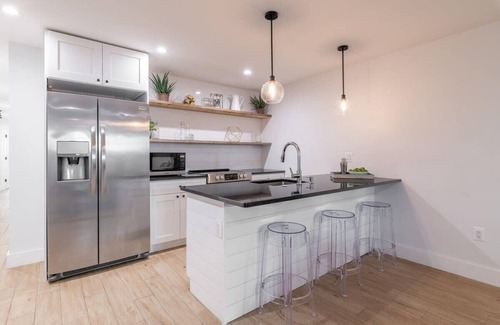 Truxton Circle Apartment | Bloomingdale Beauty - Sleeps 4 in Style!