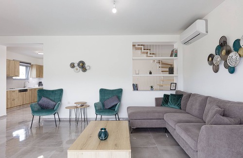 Stavromenos Villa | Blue Aura Villa, eclectic retreat with Pool & BBQ, Close to the beach